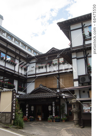 "Kusatsu Onsen", which boasts the largest amount of water in Japan, is a hot spring in the mountains spread over an altitude of 1200 m. 68475550