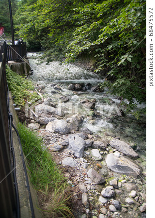 "Kusatsu Onsen", which boasts the largest amount of water in Japan, is a hot spring in the mountains spread over an altitude of 1200 m. 68475572