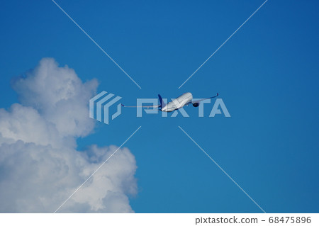 A350-900 that took off from Haneda Airport 68475896