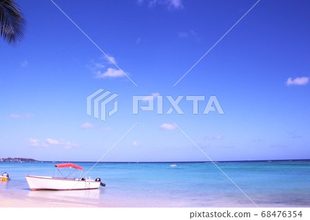 Beautiful beach in Mauritius 68476354