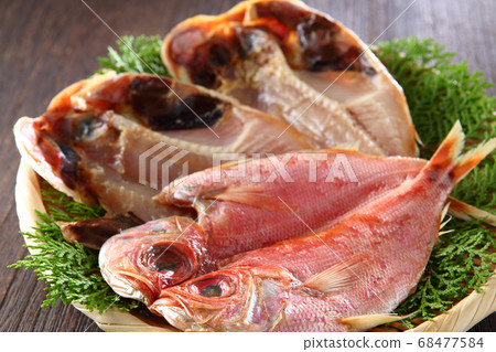 鯛魚放在碗裡曬乾 鯛魚放在碗裡曬乾 68477584