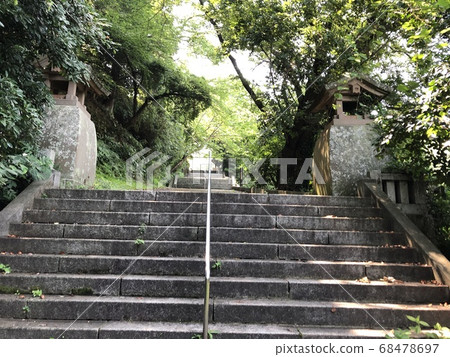 《Hamada Gokoku Shrine (Hamada City, Shimane Prefecture) Lanterns and stone steps》 68478697