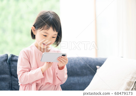 使用與智能手機的女孩 使用與智能手機的女孩 68479173