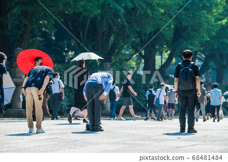 Tokyo cityscape in Japan People who bow deeply under the great torii gate of Yasukuni Shrine in the heat of summer = August 15 "End of the war" 68481484