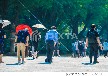 Tokyo cityscape in Japan People who bow their heads under the great torii gate of Yasukuni Shrine in the heat of summer = August 15 "End of War" 68481485