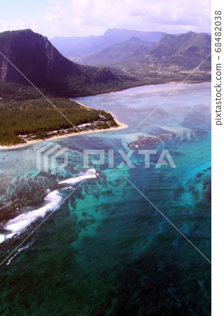 Le Morne, Underwater Waterfall in Mauritius 68482038