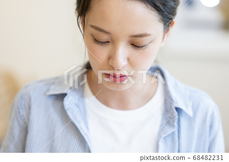 Young woman relaxing at home (portrait) 68482231