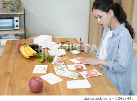 Enjoy beautiful Japanese colors! A woman who draws a picture letter with a look 68482443