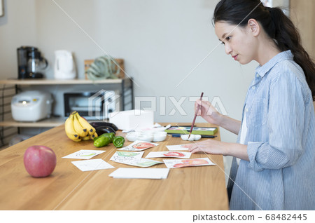 Enjoy beautiful Japanese colors! A woman who draws a picture letter with a look 68482445