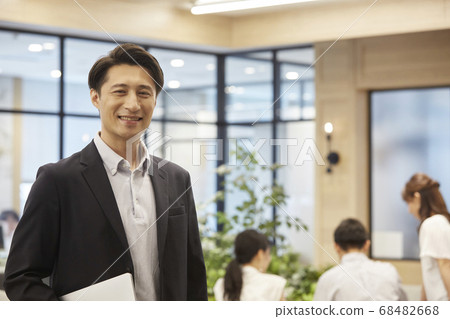 在休閒辦公室工作的人 68482668