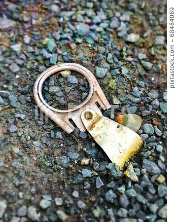 Old pull tab falling on the ground - Stock Photo [68484069] - PIXTA