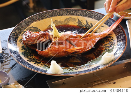 在伊豆海邊的一家餐館吃美味的鯛魚 68484348