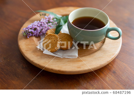 Biscuit (cookie) and turquoise teacup How to use a teacup without a saucer 68487196