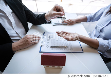 Real estate agent are presenting home loan and Real estate agent are presenting home loan and 68487642