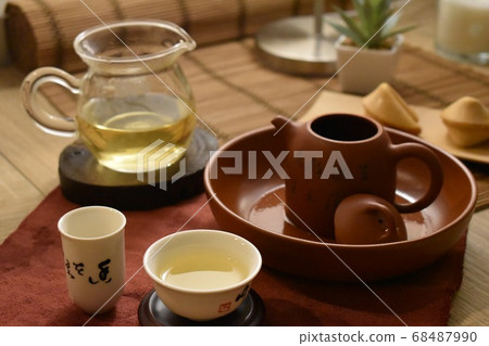 Brew tea with a tea utensil 68487990