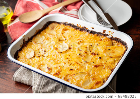 american dinner, au gratin potatoes 68488025