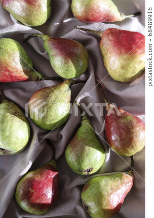 Sweet ripe organik pear on a linen tablecloth. 68489916