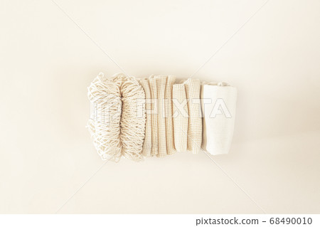 Zero waste minimal composition with tring and canvas bags for storage. 68490010