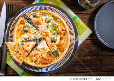 Classic smoked salmon and broccoli quiche Classic smoked salmon and broccoli quiche 68490482