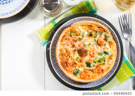 Classic smoked salmon and broccoli quiche Classic smoked salmon and broccoli quiche 68490483