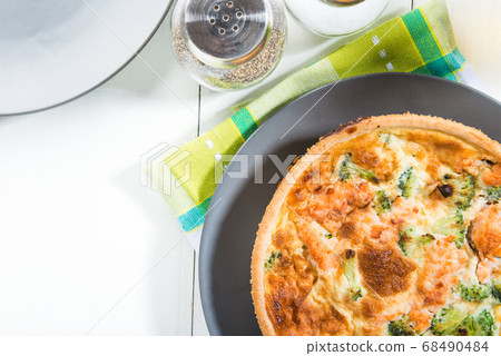 Classic smoked salmon and broccoli quiche Classic smoked salmon and broccoli quiche 68490484