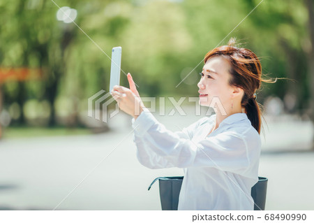 Business woman having a phone call 68490990