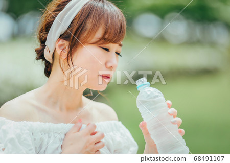 Women who get hot (hydration, difficulty breathing) 68491107