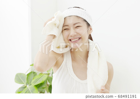 A lady with a bath 68491191