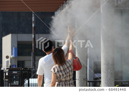 People who are exposed to dry mist, heat stroke prevention, heat stroke countermeasures, men and women 68491448