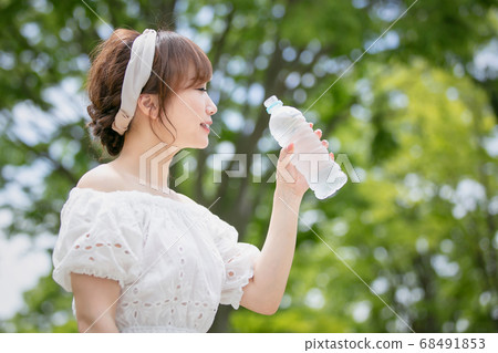 一個女人喝水 68491853