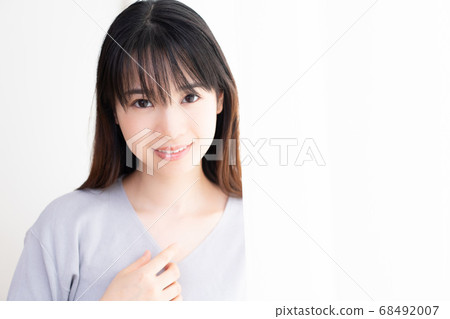 年輕女子站在房間的窗戶 68492007