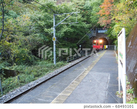 火車通過隧道到達鬼怒川龍宮站 火車通過隧道到達鬼怒川龍宮站 68493101