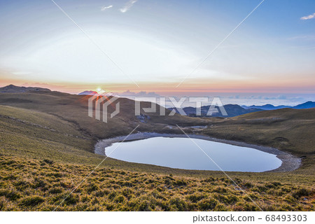 台灣高山湖泊-天使的眼淚 嘉明湖 日出 台灣高山湖泊-天使的眼淚 嘉明湖 日出 68493303