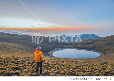 台灣高山湖泊-天使的眼淚 嘉明湖 日出 台灣高山湖泊-天使的眼淚 嘉明湖 日出 68493304