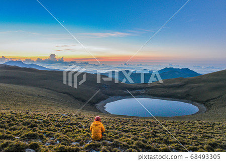 台灣高山湖泊-天使的眼淚 嘉明湖 日出 台灣高山湖泊-天使的眼淚 嘉明湖 日出 68493305