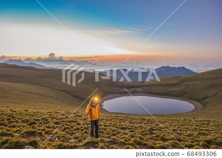 台灣高山湖泊-天使的眼淚 嘉明湖 日出 台灣高山湖泊-天使的眼淚 嘉明湖 日出 68493306