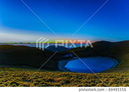 台灣高山湖泊-天使的眼淚 嘉明湖 日出 台灣高山湖泊-天使的眼淚 嘉明湖 日出 68493358