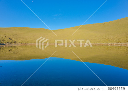 台灣高山湖泊-天使的眼淚 嘉明湖 日出 台灣高山湖泊-天使的眼淚 嘉明湖 日出 68493359