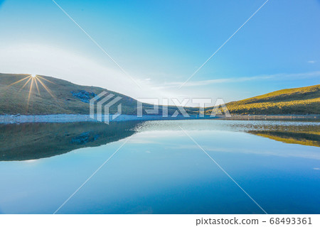 台灣高山湖泊-天使的眼淚 嘉明湖 日出 台灣高山湖泊-天使的眼淚 嘉明湖 日出 68493361