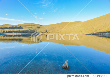 台灣高山湖泊-天使的眼淚 嘉明湖 日出 台灣高山湖泊-天使的眼淚 嘉明湖 日出 68493362