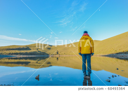 台灣高山湖泊-天使的眼淚 嘉明湖 日出 台灣高山湖泊-天使的眼淚 嘉明湖 日出 68493364