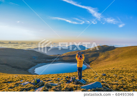 台灣高山湖泊-天使的眼淚 嘉明湖 日出 台灣高山湖泊-天使的眼淚 嘉明湖 日出 68493366