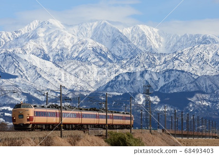 穿越立山山脈的485系列 68493403
