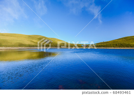 台灣高山湖泊-天使的眼淚 嘉明湖 藍天白雲 台灣高山湖泊-天使的眼淚 嘉明湖 藍天白雲 68493461