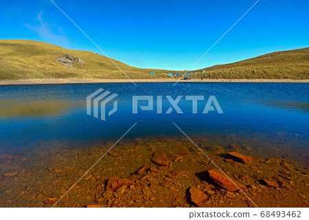 台灣高山湖泊-天使的眼淚 嘉明湖 藍天白雲 台灣高山湖泊-天使的眼淚 嘉明湖 藍天白雲 68493462