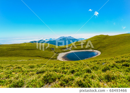 台灣高山湖泊-天使的眼淚 嘉明湖 藍天白雲 台灣高山湖泊-天使的眼淚 嘉明湖 藍天白雲 68493466