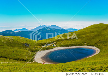 台灣高山湖泊-天使的眼淚 嘉明湖 藍天白雲 台灣高山湖泊-天使的眼淚 嘉明湖 藍天白雲 68493469