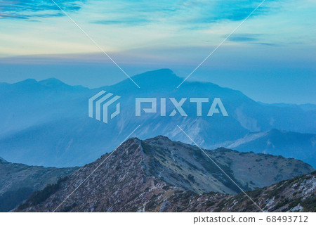 台灣高山湖泊-天使的眼淚 嘉明湖 向陽山日出 台灣高山湖泊-天使的眼淚 嘉明湖 向陽山日出 68493712