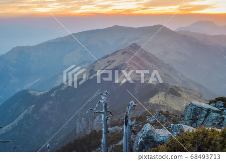 台灣高山湖泊-天使的眼淚 嘉明湖 向陽山日出 台灣高山湖泊-天使的眼淚 嘉明湖 向陽山日出 68493713