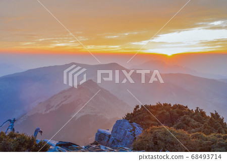 台灣高山湖泊-天使的眼淚 嘉明湖 向陽山日出 台灣高山湖泊-天使的眼淚 嘉明湖 向陽山日出 68493714